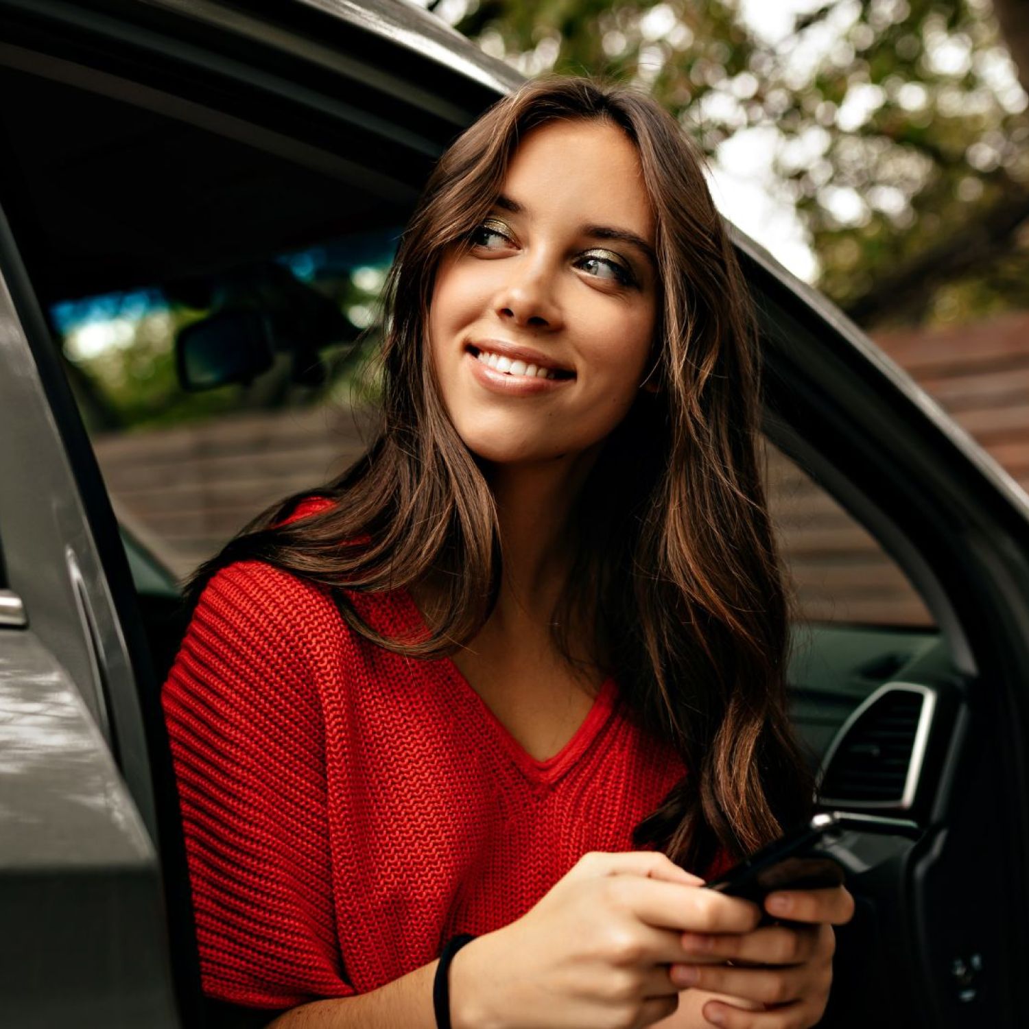 pessoa se informando sobre a regulamentação das associações de proteção veicular